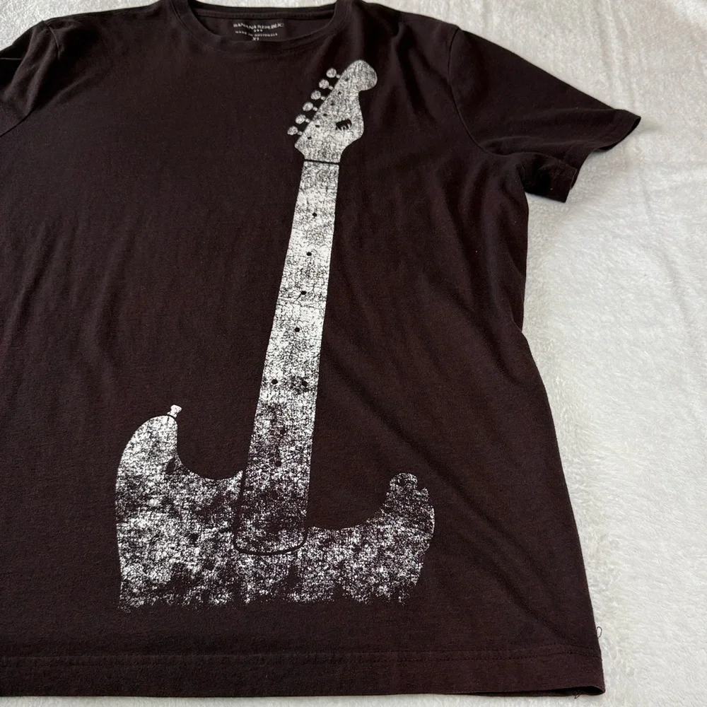 🎸Banana Republic Guitar graphic Crew Neck Tee